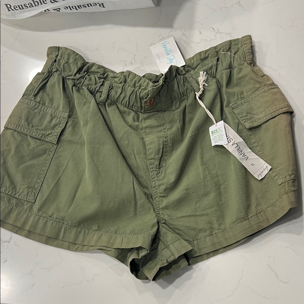 NWT Vanilla Star Women's Cargo Shorts in Olive XL